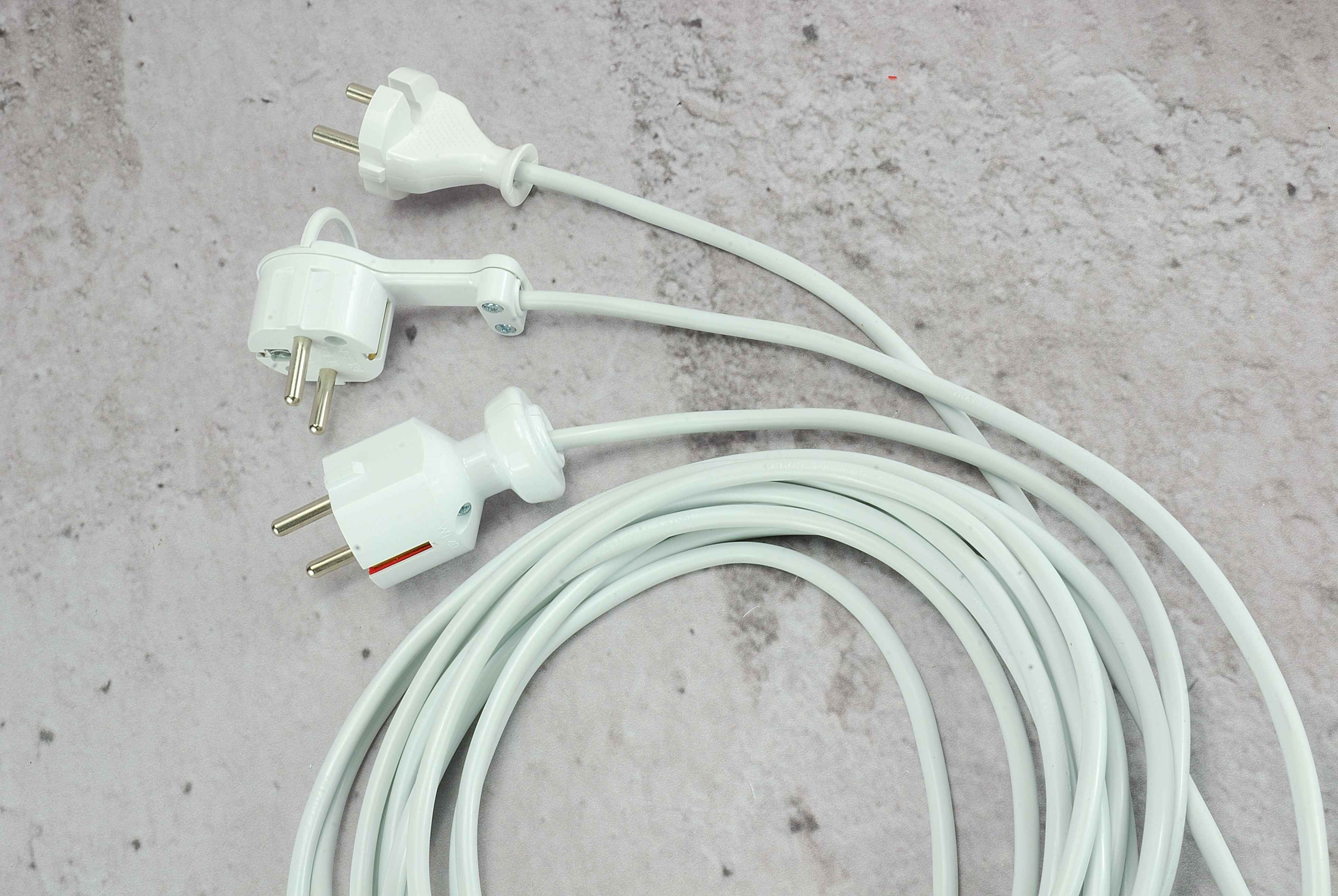 biały kabel do lamp